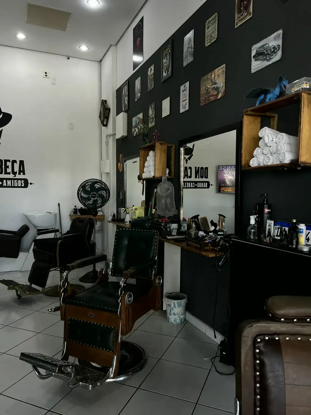 Cadeira clássica no salão da Don Cabeça